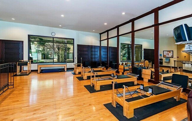 Building Photo - Tanamera One bedroom Unit Available