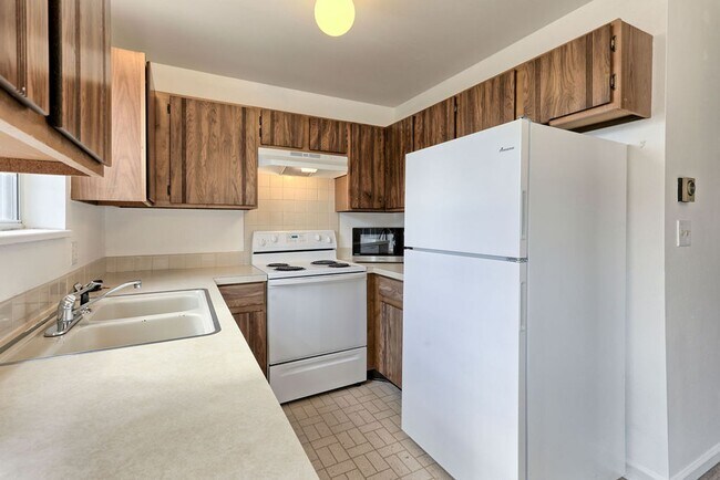 Building Photo - 3200 Azalea Dr