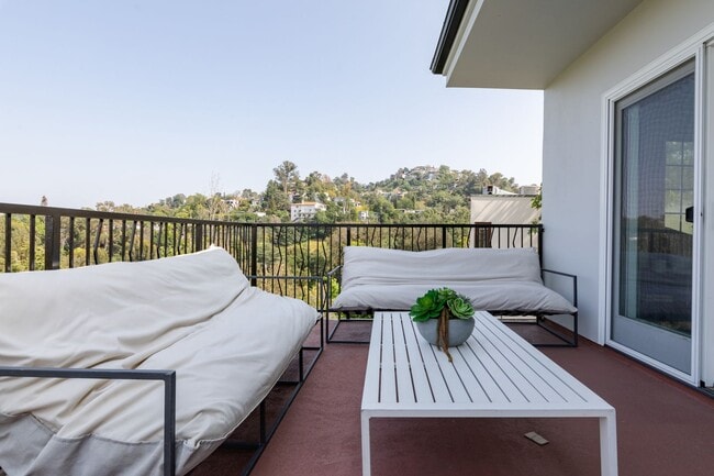 Building Photo - Beautiful Hollywood Hills Home For Lease!