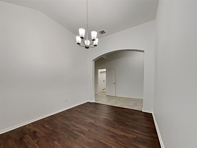 Building Photo - 2567 Riverway Dr