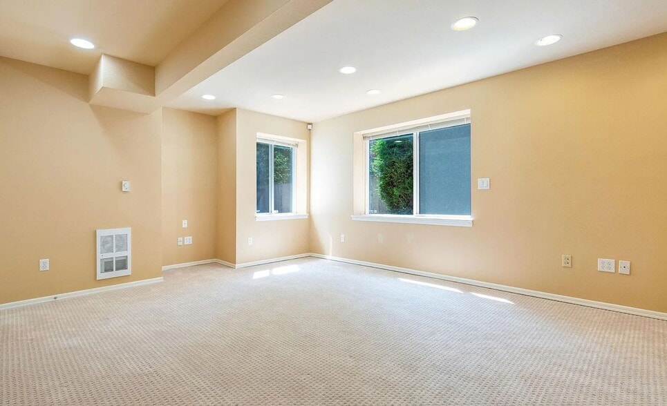 Building Photo - 16759 SE 48th Pl