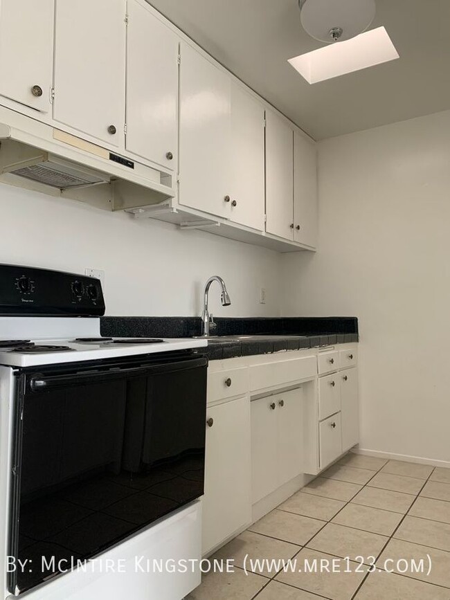 Building Photo - Move-in Specials Await in this Spacious 2B...