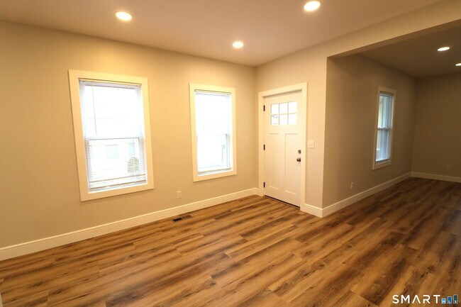 Building Photo - 6 Mary St