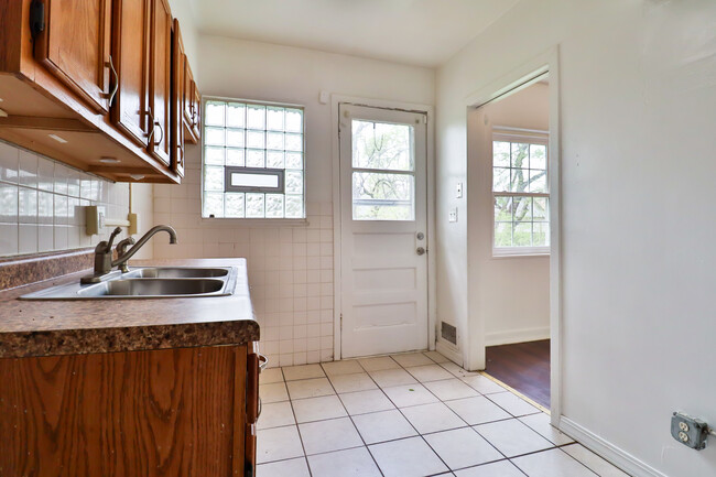 Building Photo - 925 N Prairie Ave