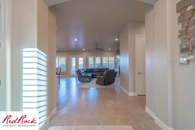 Building Photo - Stunning 2 Bedroom Fully Furnished Home. Community Pool & Mini Golf!