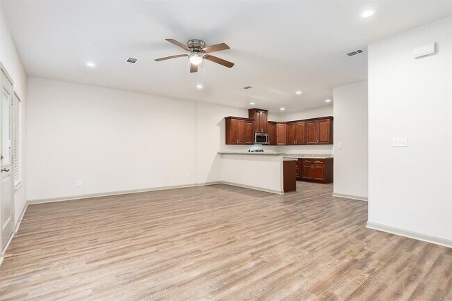 Building Photo - 910 Shady Ln
