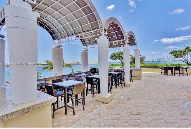 Building Photo - 808 Brickell Key Dr