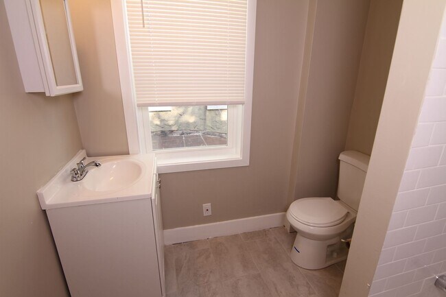 Building Photo - 1631 Dyre St