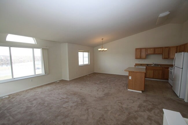 Building Photo - 4 Bedroom Wasilla Townhouse!