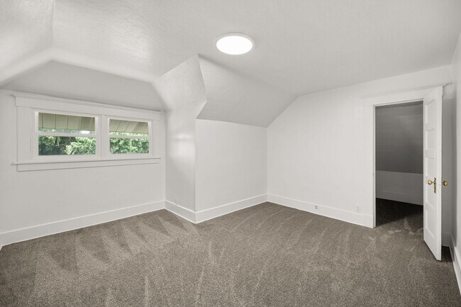Building Photo - 2624 W 8th Ave