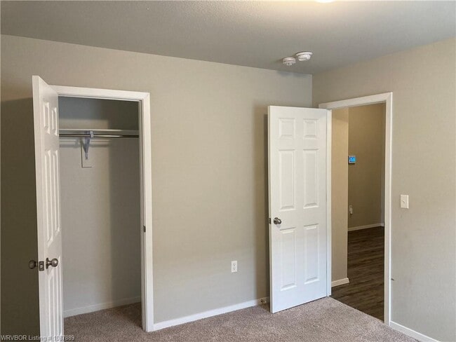 Building Photo - 8004 Dogwood Dr