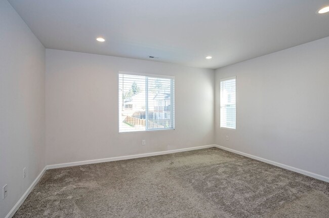 Building Photo - Newer 3-Bed Edgewood Home with A/C, Loft, ...