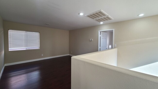 Building Photo - 3 Bedroom home located near Mountains Edge.