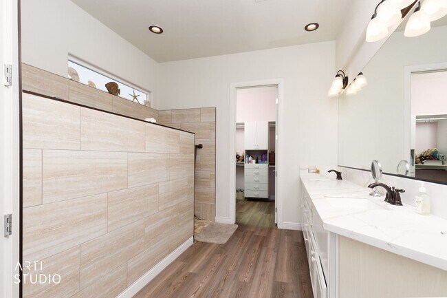Building Photo - Beautiful home located in the gated commun...