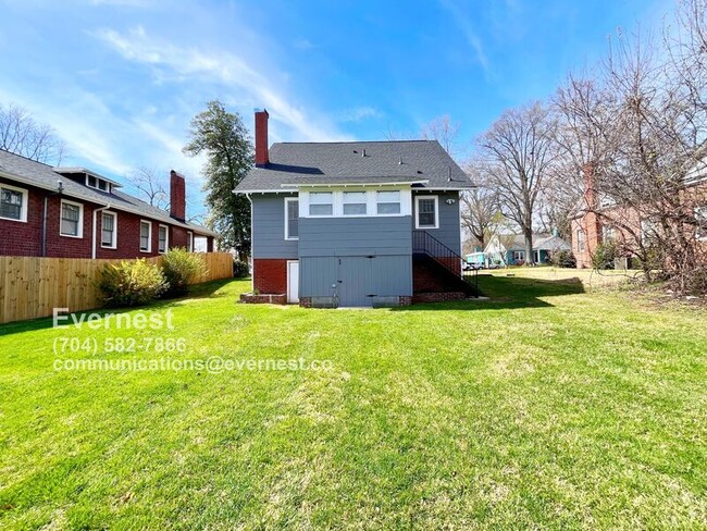 Building Photo - 203 S Elm St