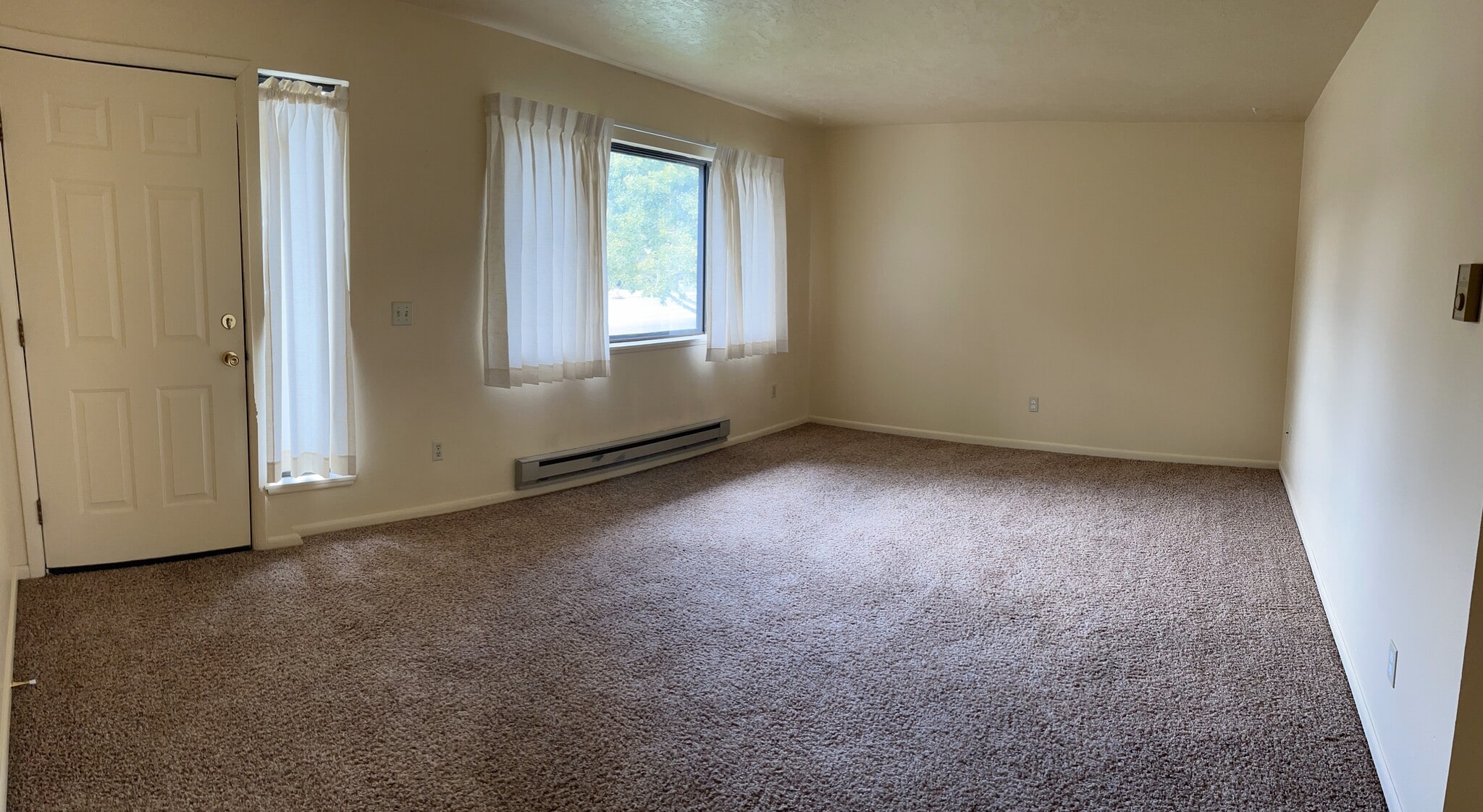 living room - 590 N Woodruff Ave