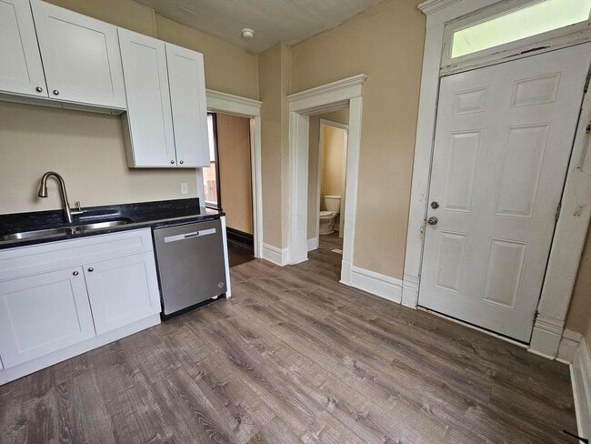 Building Photo - 831 Linwood Ave