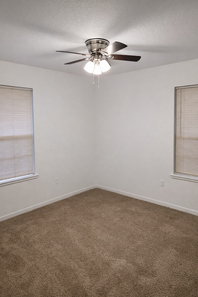 Building Photo - 528 W Kellis St