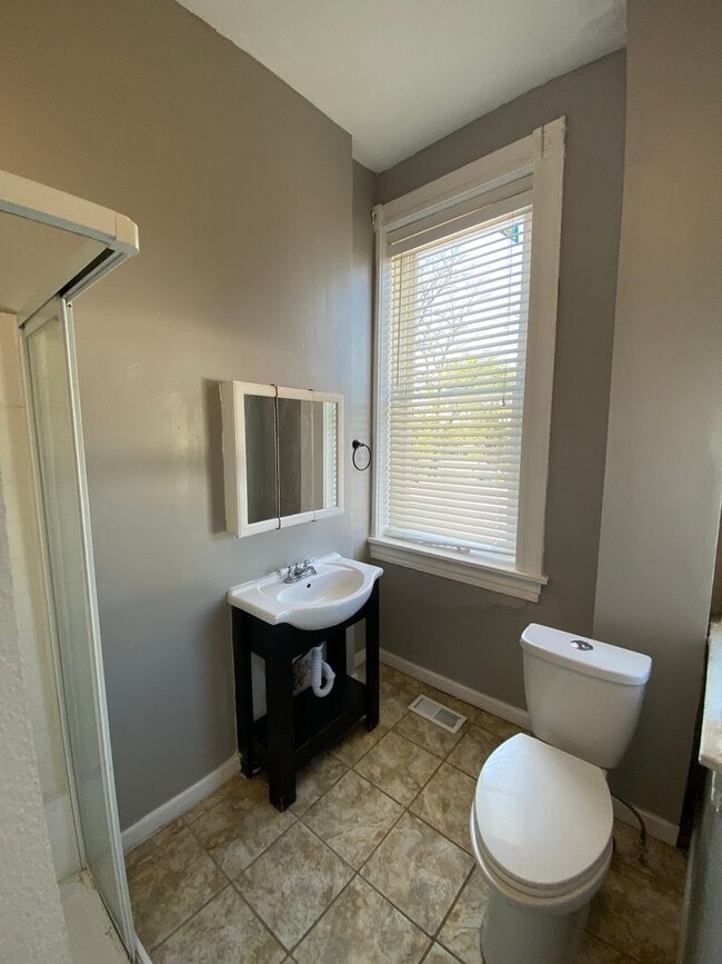 Building Photo - Get it while it lasts! Spacious 4 Bedroom ...