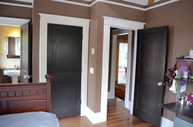 Building Photo - 942 Virginia Cir NE