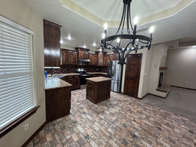 Building Photo - Beautiful 4 bed 2 bath home Available Now!
