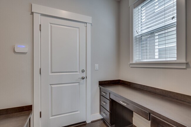 Building Photo - Beautiful 4 bedroom home in Canterbury Par...