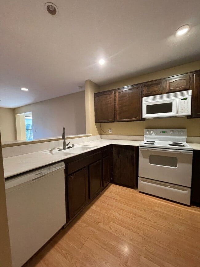 Building Photo - 1 Br - 1 Ba Hillcrest Condo with Washer/Dr...