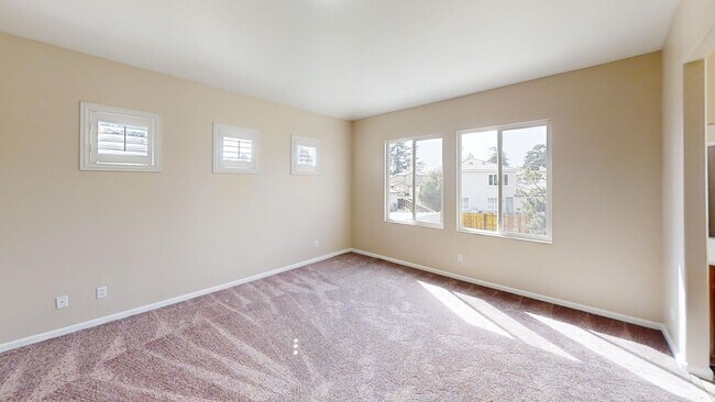 Building Photo - Beautiful Newly Upgraded 4 bedroom 3 bathr...