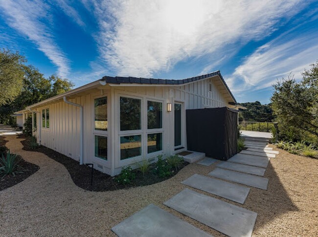 Building Photo - Hope Ranch