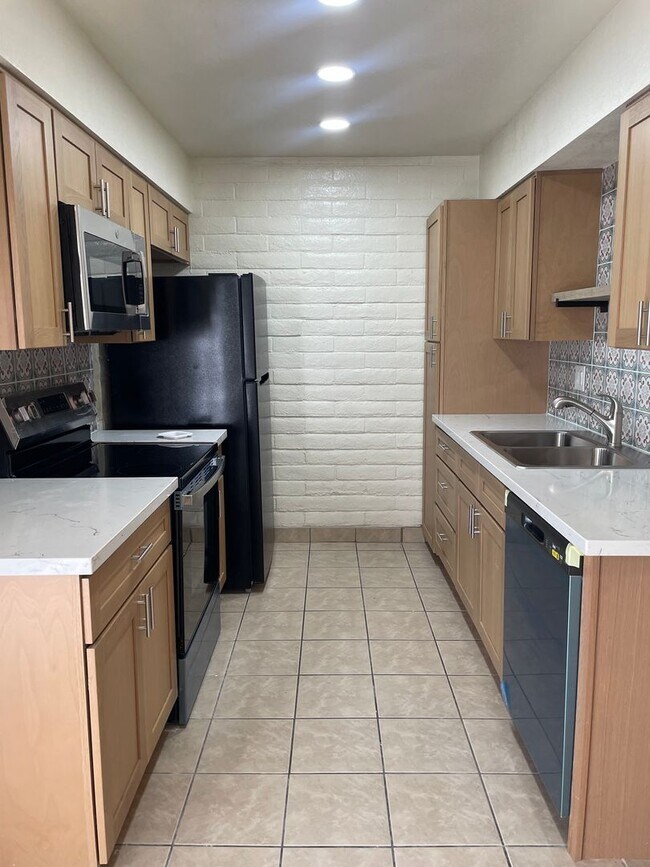 Building Photo - Remodeled 2 Bed / 2 Bath in Lovely Community – Pool, Covered Parking & Great Location