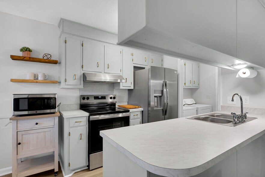 plenty of cabinet space - 113 Ashwood Ct