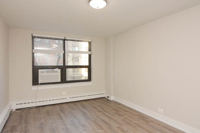 Building Photo - 448 W Wellington Ave