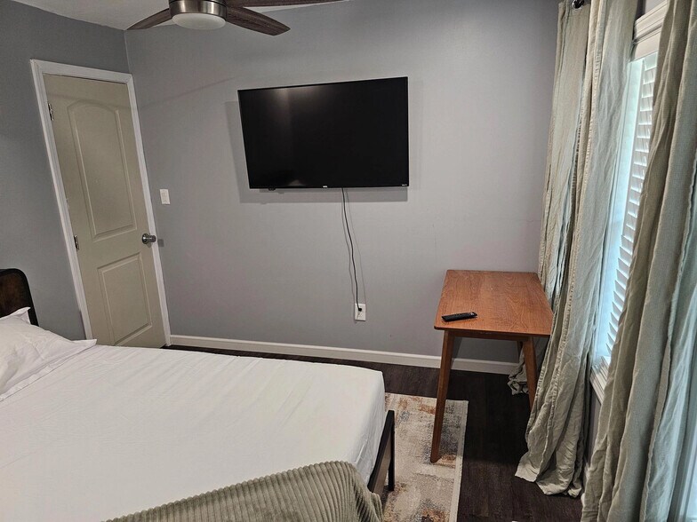 Building Photo - Room in House on Baker Terrace NW