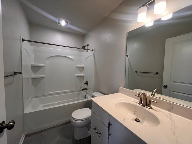 Building Photo - Move- In Ready 3 Bedroom Townhome!
