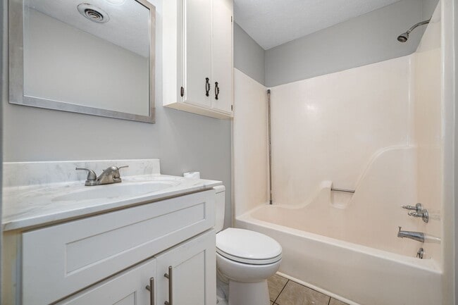 Building Photo - 2 Bedroom 1 Bath located on Veterans Parkw...