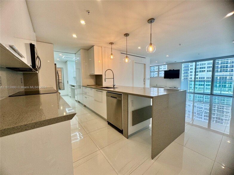 Building Photo - 3001 S Ocean Dr