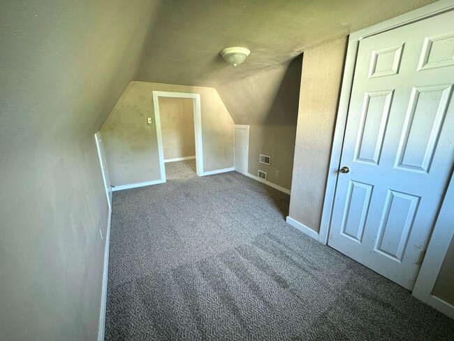 Building Photo - 6 Bedroom / 2 Bathroom House - NEXT TO SEMO's CAMPUS, LARGE YARD, INTERNET INCLUDED
