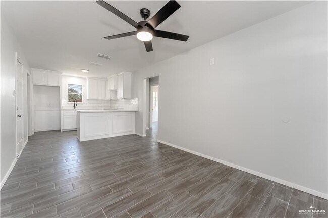 Building Photo - 25 Quince Ave