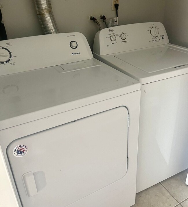 Building Photo - 3 Bedroom 2.5 Bath Unit Townhouse Frederic...