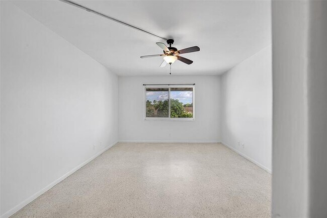 Building Photo - 2624 NE 32nd St