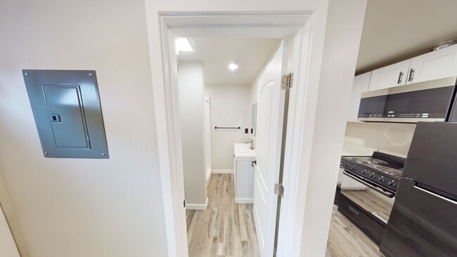 Building Photo - Ideal for solo tenants or couples!