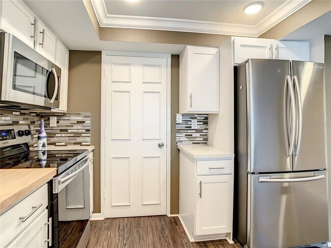 Building Photo - 7400 Sun Island Dr S