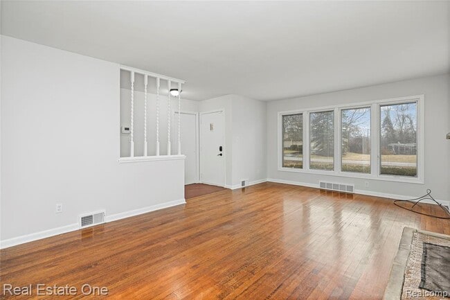 Building Photo - 2360 Pine View Dr