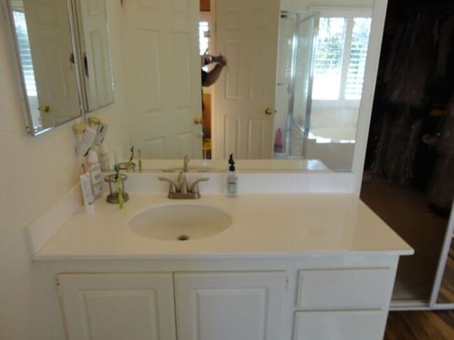 Building Photo - Luxurious 5 + 3 Pool/View Home Castaic