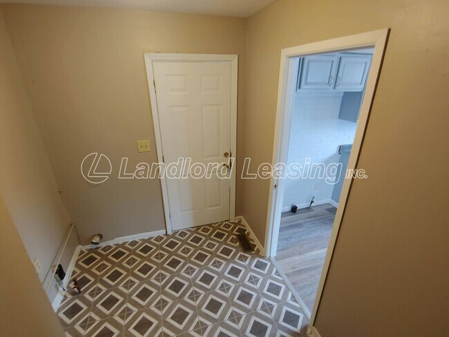 Building Photo - Reduced Deposit $595.00 Freshly painted 3 bedroom with new flooring throughout!