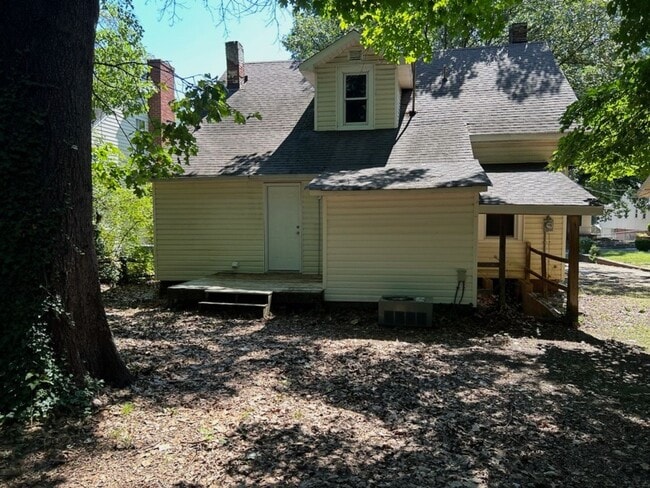 Building Photo - 3 Bedroom 1.5 Bath Home Available for Rent...