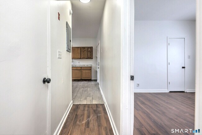 Building Photo - 483 Ferry St