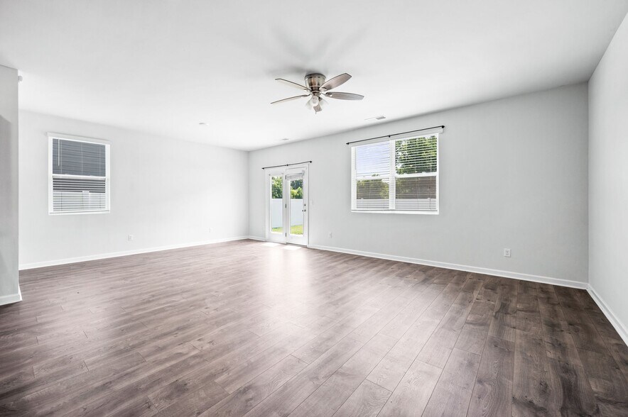 Building Photo - 7277 Sunny Parks Dr