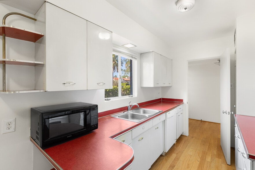 Kitchen - 543 W Coronado Rd