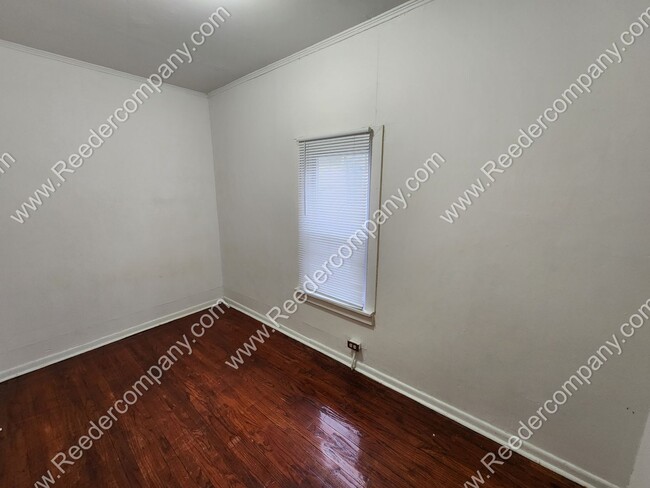 Building Photo - Spacious 3 bedroom house